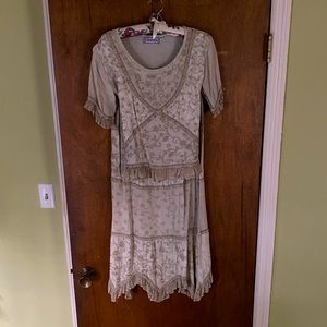 beautifully detailed 2 PIECE VINTAGE MAXI SKIRT SET!